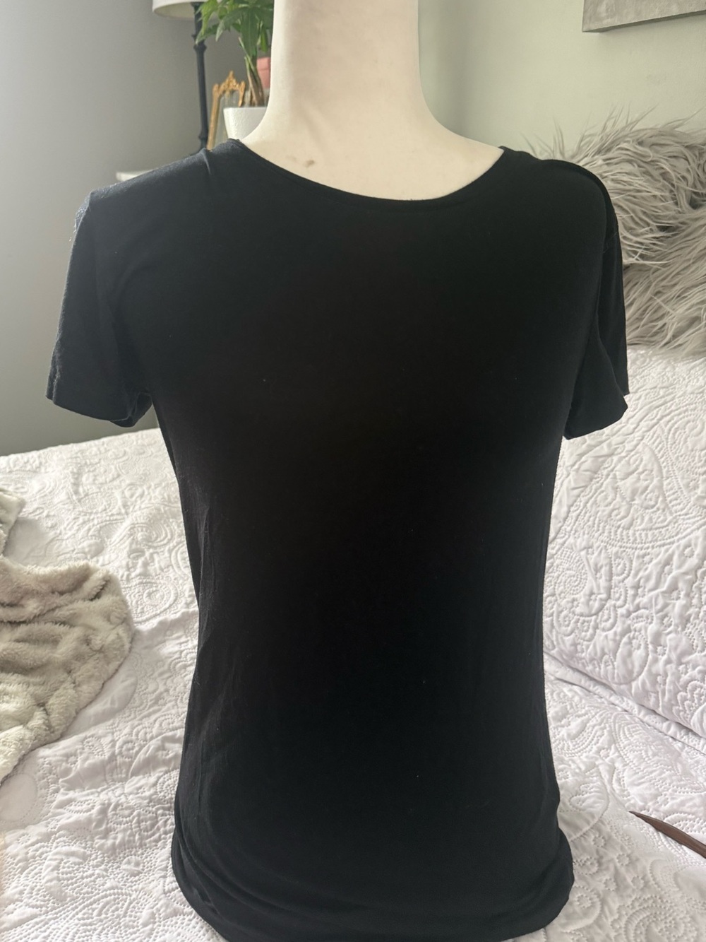 L'AGENCE Black Short-Sleeve Crewneck Tee